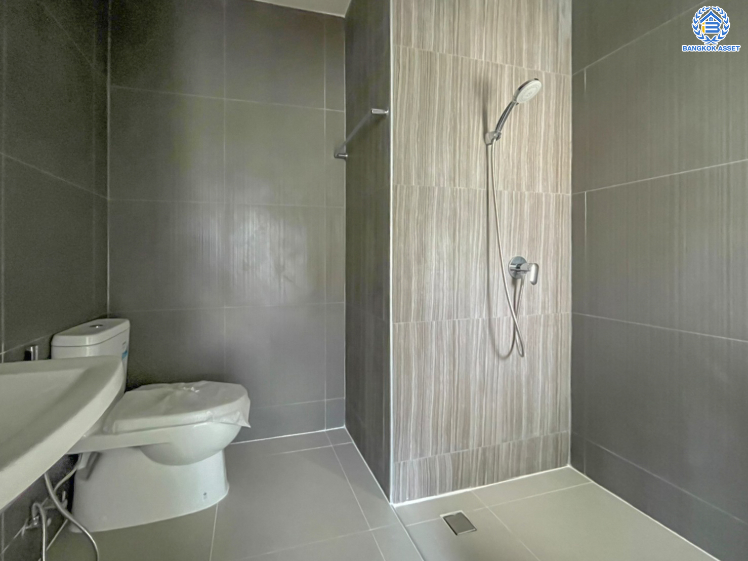 บ้านมือสองตกแต่งใหม่ ม.ภัทรา รามอินทรา5 หลังมุม! บนเนื้อที่กว้างขวางถึง 67.1 ตร.ว. ฟังกชัน 3 ห้องนอน 1 ห้องแม่บ้าน 3 ห้องนอน บ้านสวย พร้อมเข้าอยู่ ตรงข้ามสนามมวยลุมพินี บนทำเลศักยภาพ ใกล้รถไฟฟ้าสายสีชมพู "สถานีรามอินทรา 3"